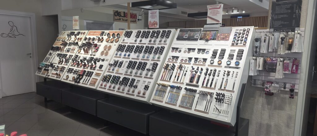 Interno del centro Nails Lab Maddaloni con esposizione make-up professionale